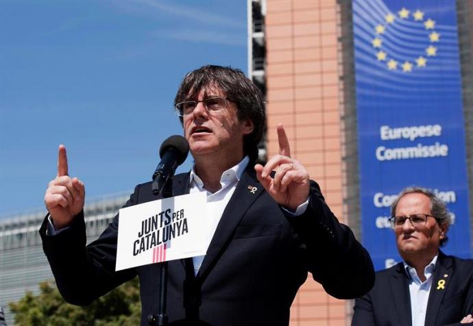El expresidente catalán  Carles Puigdemont, junto al presidente catalán Quim Torra