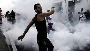 La policía ataca y lanza gases lacrimógenos a manifestantes en el G7 en Italia
