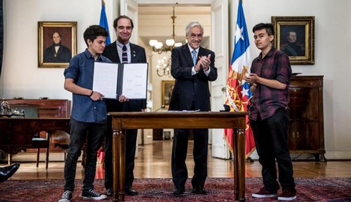 El presidente de Chile Sebastián Piñera promulgó la ley que permite cambio de sexo en documentos desde los 14 años.