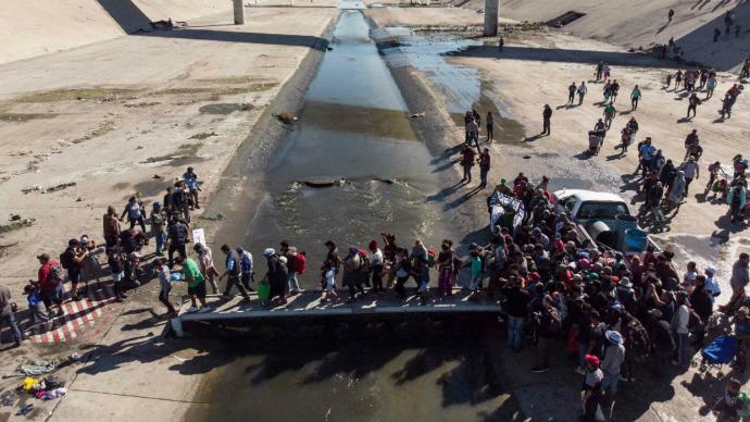 Migrantes se enfrentan a más obstáculos para pedir asilo desde México a EEUU