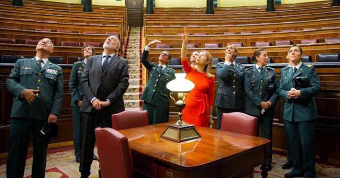 Ana Pastor muestra en octubre a un grupo de guardias civiles los impactos de los disparos del golpe del 23-F en una visita por el aniversario de la incorporación de la mujer a la Guardia Civil. CONGRESO DE LOS DIPUTADOS