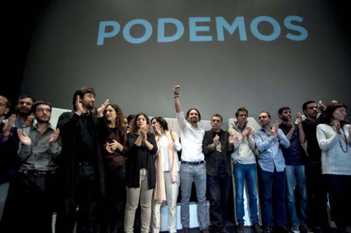 Pablo Iglesias celebra su elección como secretario general de Podemos, rodeado de los miembros de la primera dirección del partido. PODEMOS