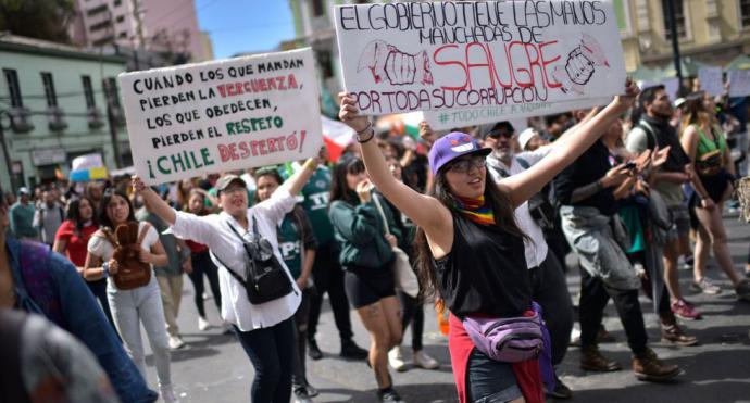 Miles de personas marcharon en Valparaíso sumándose al estallido social en Chile