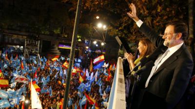 Mariano Rajoy saluda a los simpatizantes populares congregados en la calle Génova tras las elecciones generales de 2011. Diego Crespo / EFE