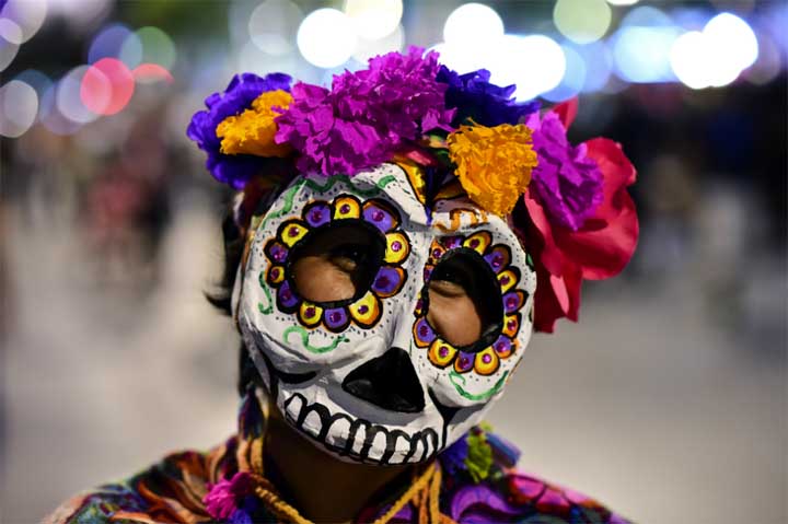 Con flores, velas y cráneos, México celebra el Día de los Muertos | Euro  Mundo Global
