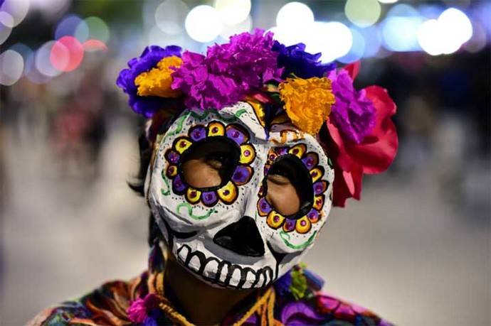 Con flores, velas y cráneos, México celebra el Día de los Muertos