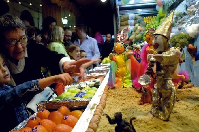 La Fiesta de los 'Tosantos' cumple 141 años llenando de ingenio los mercados de Cádiz