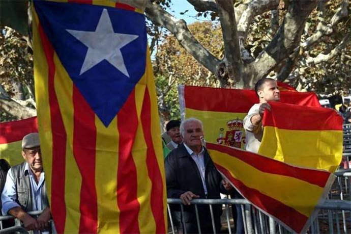 Los independentistas, en el poder en Cataluña desde 2016 decidieron organizar el domingo 1 de octubre un referéndum de autodeterminación sin el acuerdo del gobierno español. 
