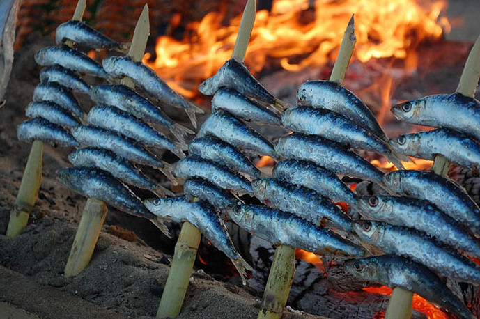 El espeto de sardinas, típico de la gastronomía malagueña -  Crédito foto: Pixabay.com - imagen de referencia