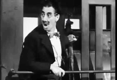 Fotograma de la película “Los Hnos. Marx en el Oeste·, con la icónica escena al grito de “Más Madera” de Groucho Marx