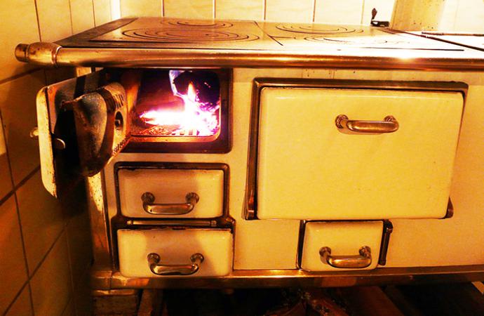 Antigua cocina de leña, usada todavía en zonas rurales (crédito foto:pixabay.com – imagen de referencia)