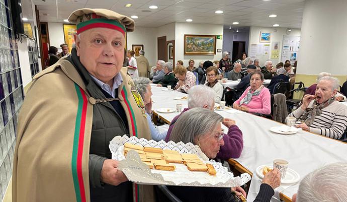 La Cofradía del Hojaldre de Torrelavega repartió polkas en las residencias de ancianos de la ciudad