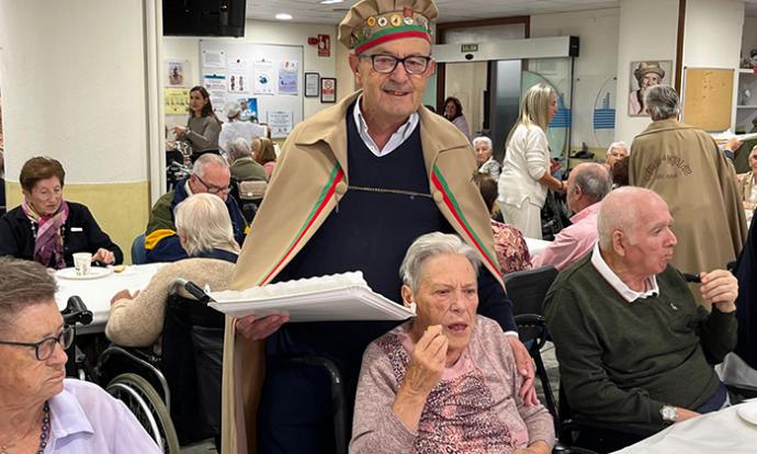 La Cofradía del Hojaldre de Torrelavega repartió polkas en las residencias de ancianos de la ciudad