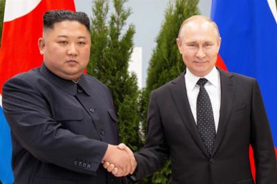 El presidente ruso, Vladímir Putin (dcha), junto al líder norcoreano, Kim Jong-un