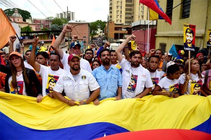 Opositores venezolanos marchan a cárceles a exigir libertad de 'presos políticos'