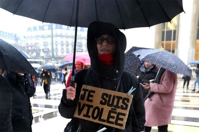 Una mujer lleva carteles que dicen 'Soy violada,  en París.