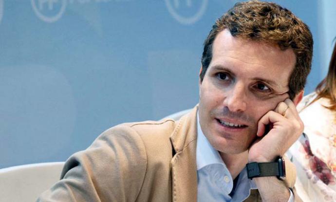 Las acusaciones de Casado enfangan la campaña y causan más malestar en el PP