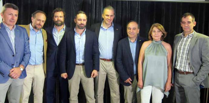 Santiago Abascal, Iván Espinosa de los Monteros y Ortega Smith en un mitin en Murcia junto al diputado nacional Luis Gestoso, el diputado regional Pascual Salvador, y los tres diputados murcianos expulsados del partido Francisco Carrera, Juan José Liarte y Mabel Campuzano. 