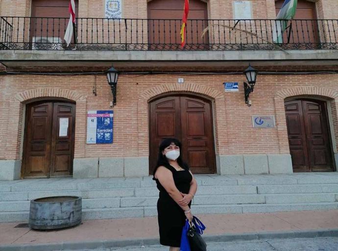 La primera concejala peruana Isabel Jenny Tello Límaco a las puertas del ayuntamiento de Carmena, (Toledo)