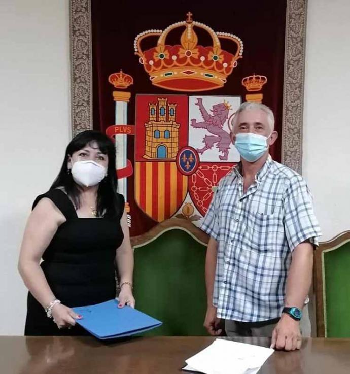 Isabel Jenny Tello Límaco con el alcalde de Carmena (Toledo) Marcial García Fernández, en su toma de posesión. 