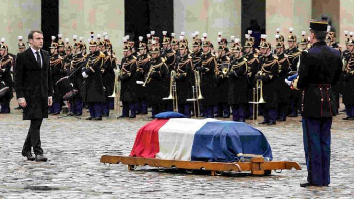 Francia rinde homenaje al gendarme asesinado tras cambiarse por una rehén en atentado de Trèbes