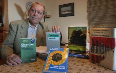 En la foto de archivo José Antonio Sierra, en su casa de Málaga, rodeado de libros y diccionarios. Arciniega