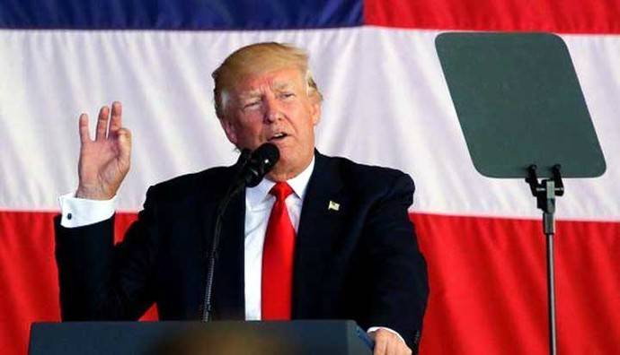 Trump critica las 'mentiras' de los medios tras su regreso a EE.UU.