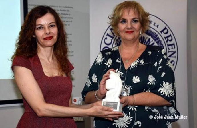 Más de doscientas personas homenajean a Carmen de Burgos y a Mar Abad, que recibió el VII Premio Internacional de Periodismo “Colombine”