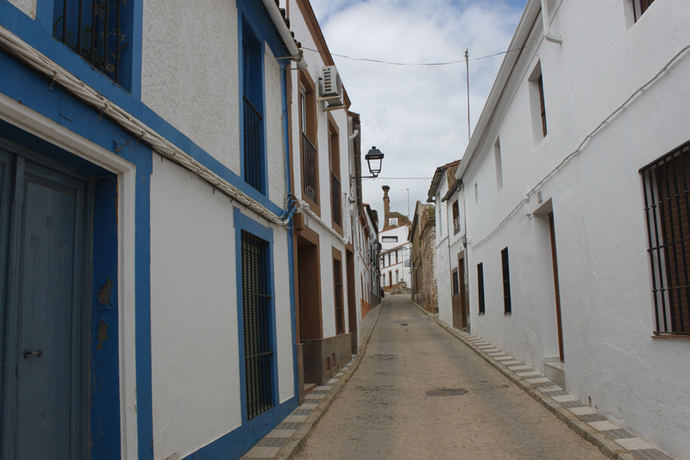 Calle Constitución, con  iglesia al fondo