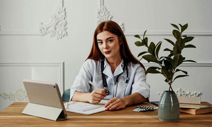 Sobrevivir a medicina: El arte de no perder la cabeza en el camino