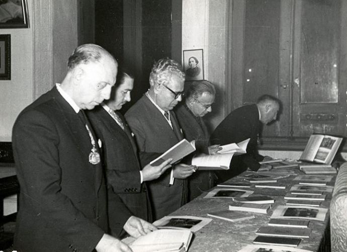 Aniversario-Centro-Galego-Buenos-Aires Fernández del Riego, xunto a outras persoas, na exposición bibliográfica de fondos editados polo Centro Galego de Buenos Aires.