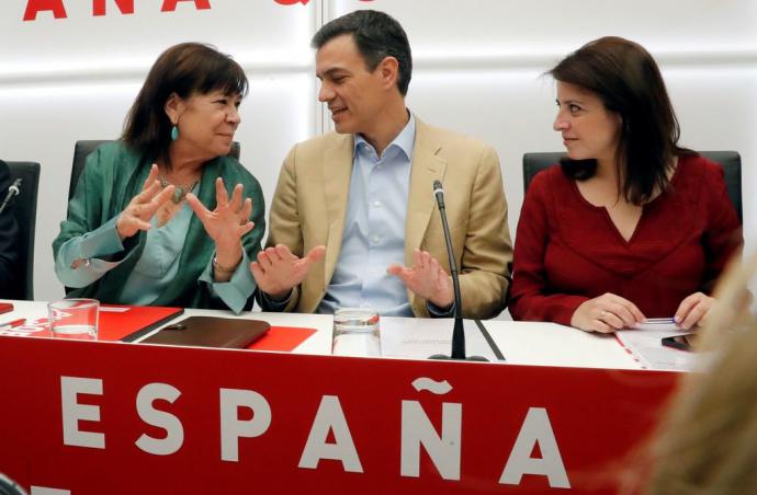 Sánchez, junto a la presidenta del partido, Cristina Narbona (i), y la vicesecretaria general, Adriana Lastra (d).