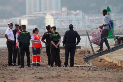 El buque 'Audaz' llega al muelle de Crinavis con los 15 migrantes del Open Arms