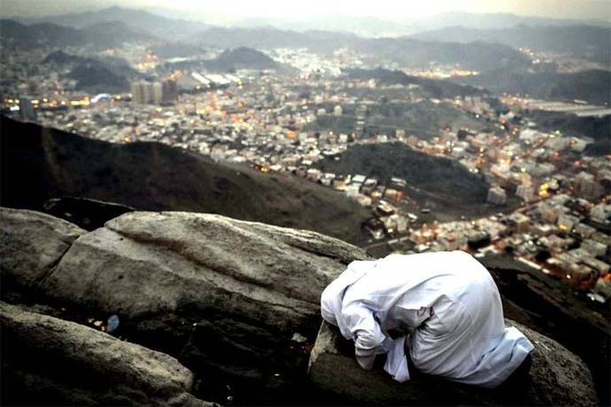 Un fiel musulmán reza en la cima del Monte Al-Noor, donde el Profeta Muhammad recibió las primeras palabras del Corán. 