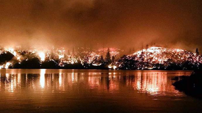 Tres incendios amenazan California y obligan a miles de personas a huir