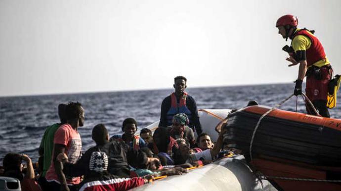 Una lancha del barco de Open Arms acude al rescate de 59 personas en el Mediterráneo. OLMO CALVO