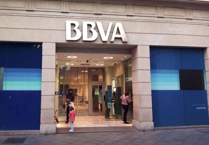 El juez imputa al BBVA por contratar presuntamente a Villarejo para espiar a Sacyr