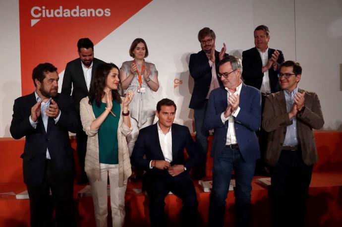 Rivera recibe el aplauso de parte de la Ejecutiva de Ciudadanos.