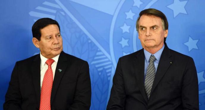 El vicepresidente de Brasil  Hamilton Mourão junto a Jair Bolsonaro