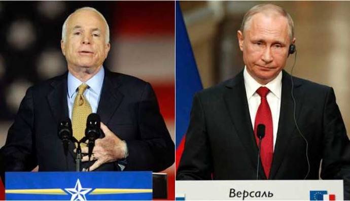 John McCain, ex candidato presidencial de Estados Unidos, y el presidente de Rusia Vladimir Putin. 