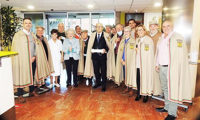 La Cofradía del Hojaldre de Torrelavega repartió dulces por las residencias de mayores de la ciudad.