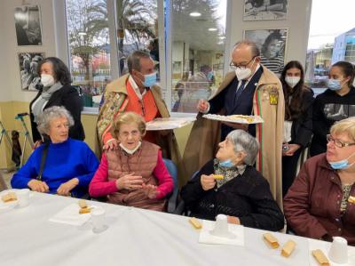 La Cofradía del Hojaldre de Torrelavega repartió dulces por las residencias de mayores de la ciudad.