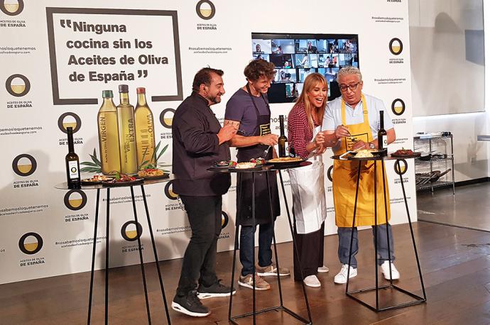 El chef Sergio Fernandez y los ‘cocinillas’ Nicolás Coronado, Raquel Meroño y Leo Harlem. Foto Pedro Grifol