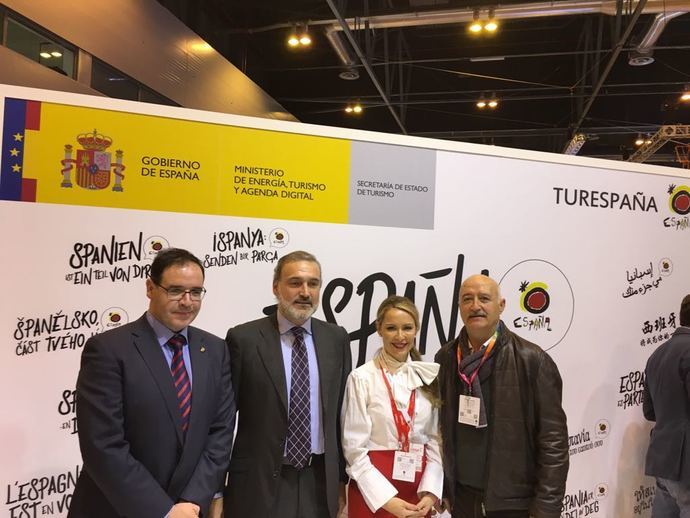 Presentación en FITUR del producto  turístico castillos y palacios. Benjamín Prieta, presidente de la Diputación de Cuenca;  Javier Fitz-James, presidente de palacios y castillos;  Matilde Asían; y Pedro Luis Gutiérrez, alcalde de la Hermandad de Campoo de Suso.