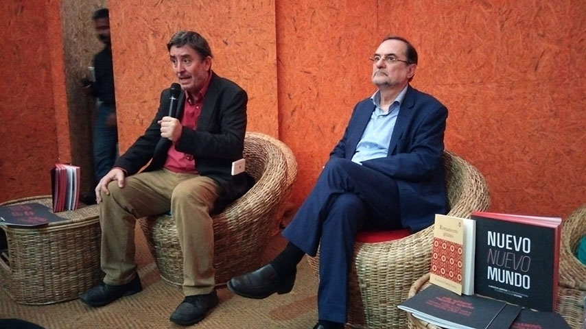 García Montero y el director del Cervantes de Nueva Delhi, Óscar Pujol, en el pabellón español esta mañana. Foto: Instituto Cervantes. 