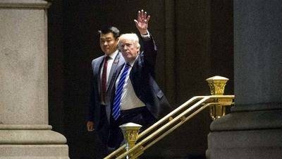 Trump presiona a senadores republicanos para otra votación sobre sanidad