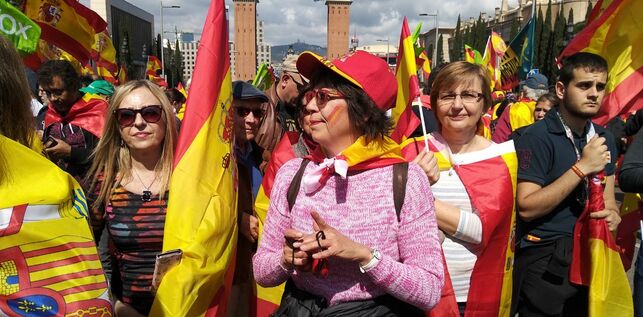 Algunas de las manifestantes presentes en la concentración de Vox en Barcelona ARTURO PUENTE