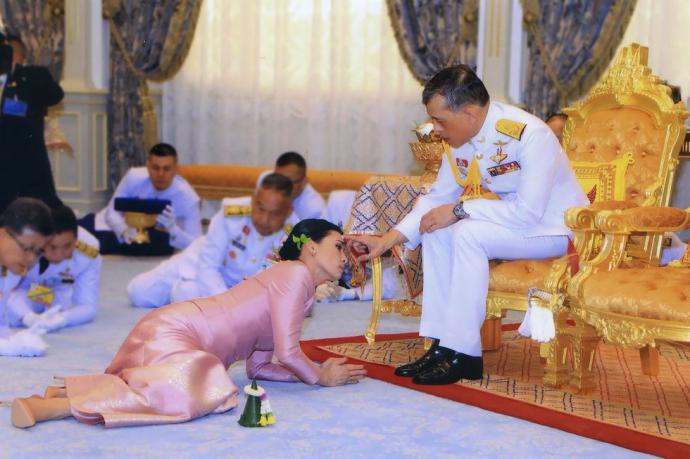 El rey Maha Vajiralongkorn y la reina Suthida en una imagen del 1 de mayo del año pasado.  