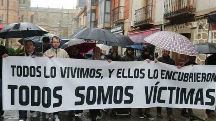 Manifestación de las víctimas de abusos ante el Obispado de Astorga