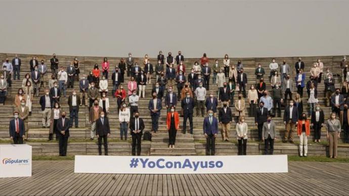 Foto de familia de la presentación de la candidatura de Isabel Díaz Ayuso. Tarek